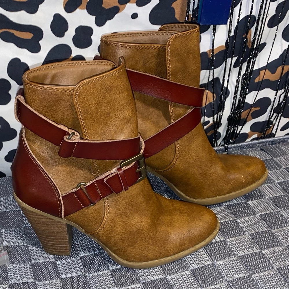 AMERICAN EAGLE BROWN BOOTS